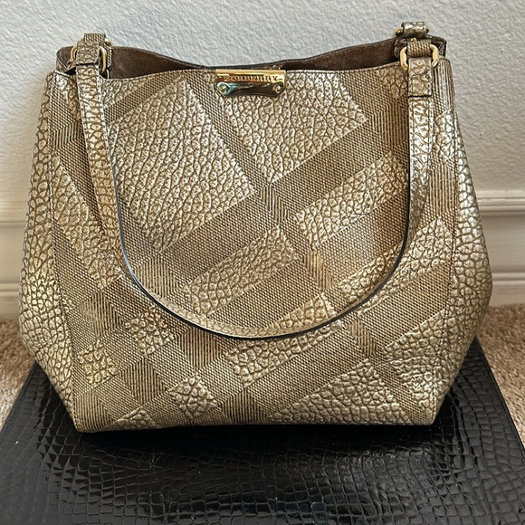 Beautiful Burberry SG Grain Metallic Small Canterbury Tote in Gold. - Picture 7 of 8